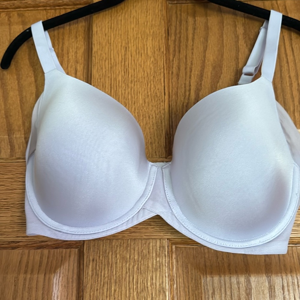 Beautiful lavender Wacoal bra. Size 34DD. Very lightly worn.